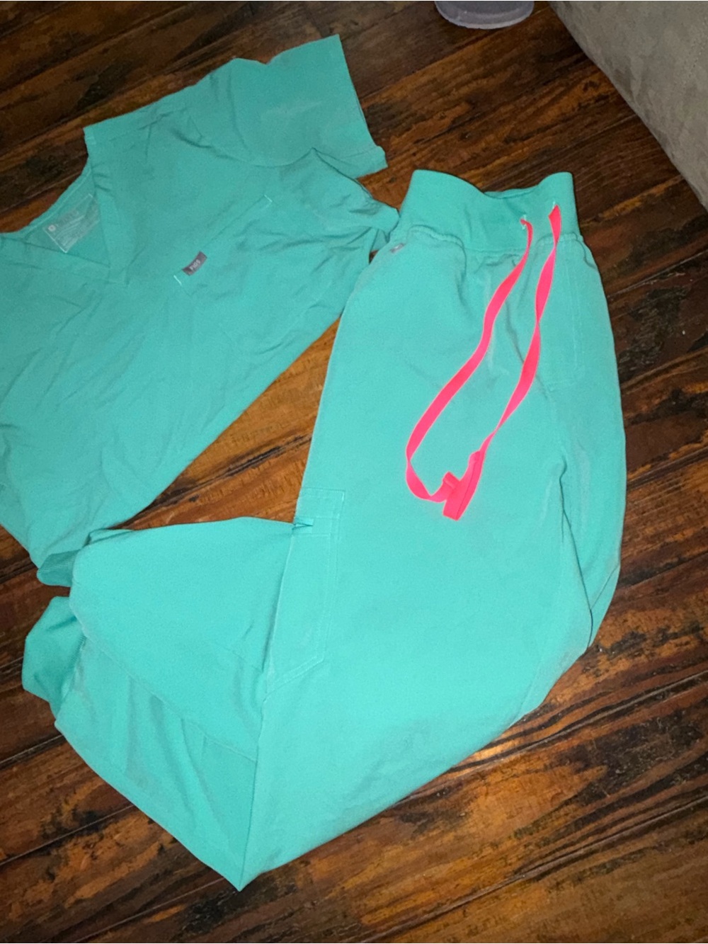 FIGS surgical green scrub set - Picture 2 of 6